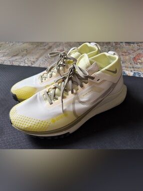Nike Women's Trail Sneakers - White & Pale Yellow